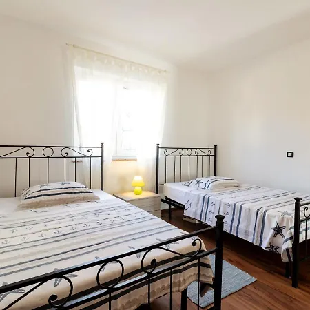 Spacious Holiday In With Terrace Apartmán Pula