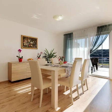 Spacious Holiday In With Terrace Apartmán Pula