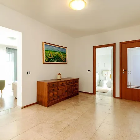 Spacious Holiday In With Terrace Apartmán Pula