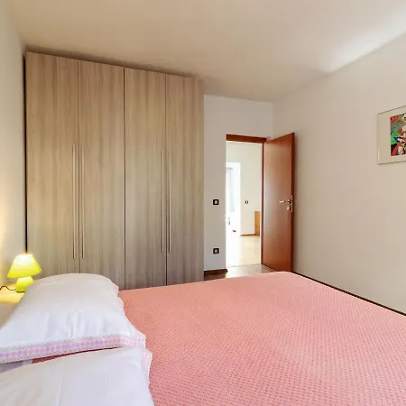 Spacious Holiday In With Terrace Apartmán Pula