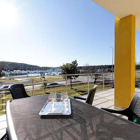 Spacious Holiday In With Terrace Apartman *