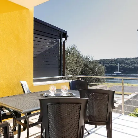 Spacious Holiday In With Terrace Pula