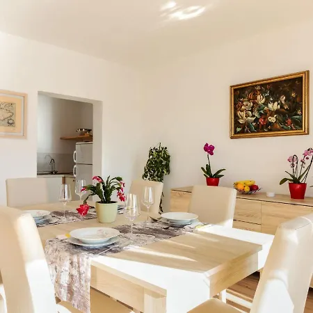 Spacious Holiday In With Terrace Apartman Pula